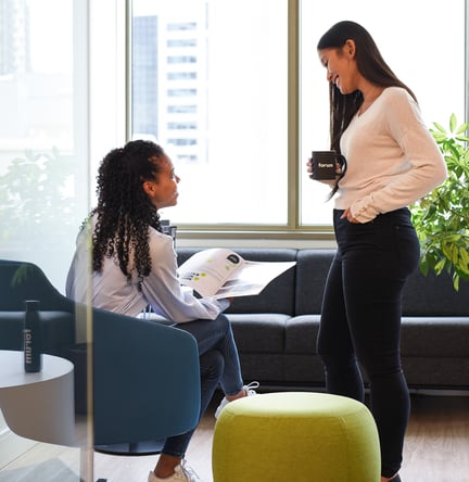 Collègues de travail chez Forum qui discutent